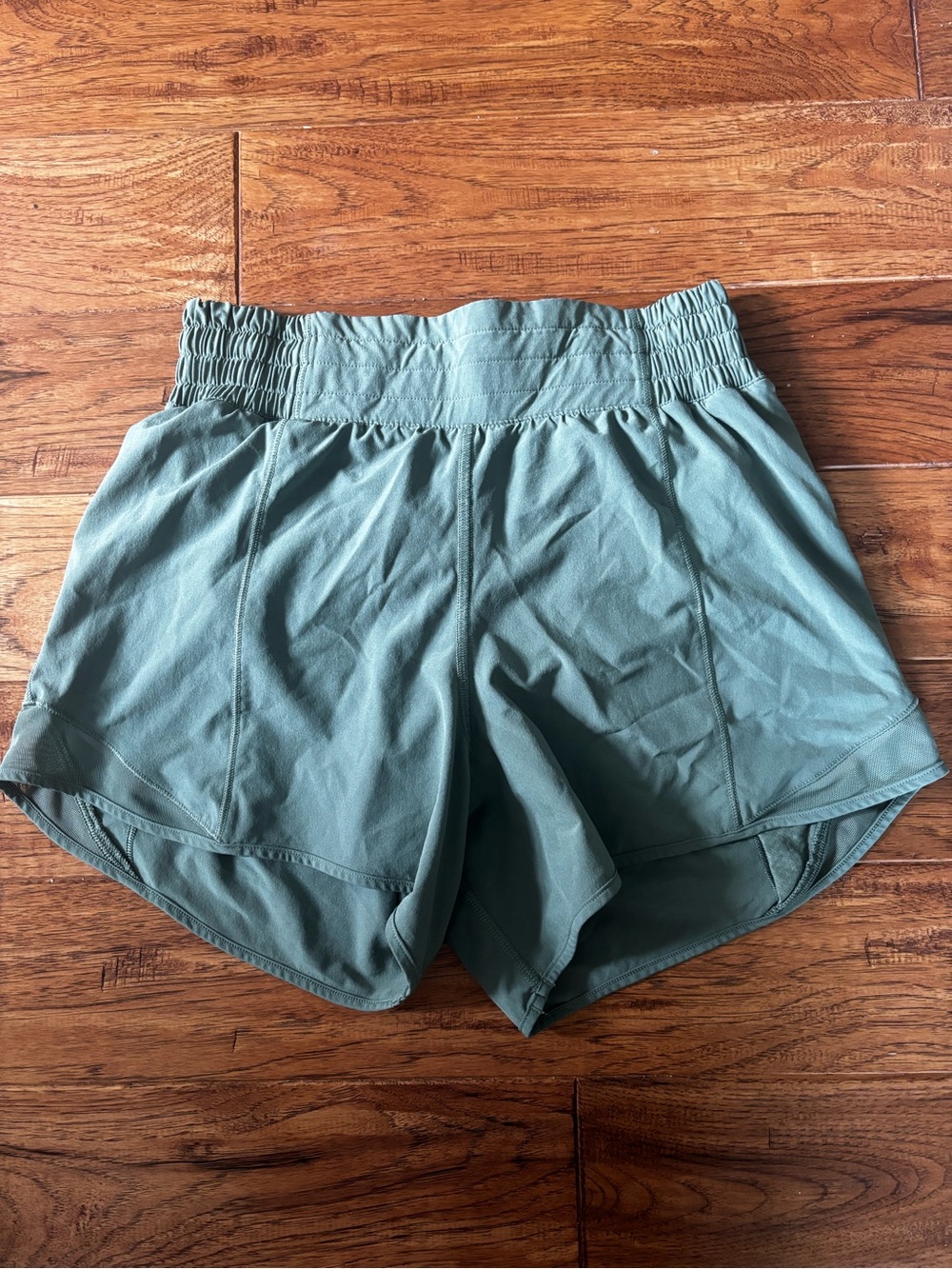 Lululemon Women’s Hotty Hot HR Shorts 4” Lined Army Green Size 4 EUC
